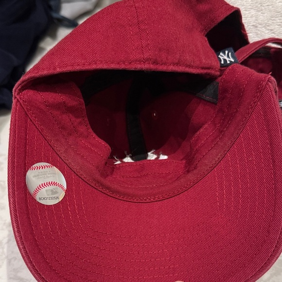 Red Yankees hat - Picture 3 of 5